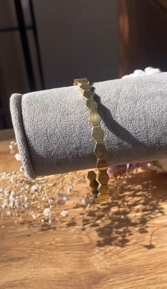 The Beehive Bangle is a modern statement piece inspired by the harmony of natural forms. Its textured design creates a refined sculptural look that pairs effortlessly with any style. A timeless bangle that brings elegance, craftsmanship, and everyday versatility.