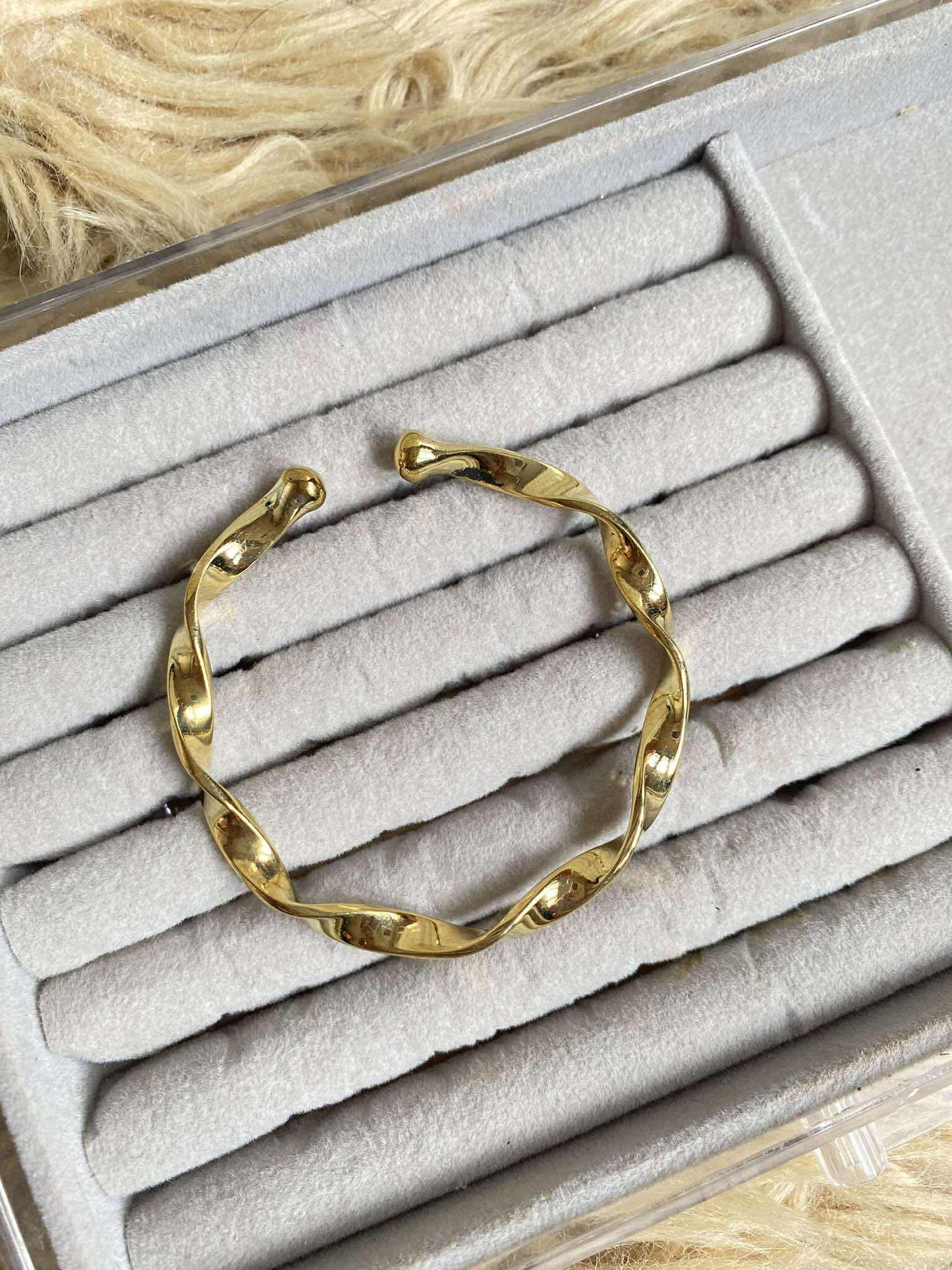 The Twisted Bangle brings a refined sculptural touch to your everyday style. Its gentle twist catches the light in a subtle, elegant way, creating movement without ever feeling loud. A modern piece that adds quiet depth to any collection.